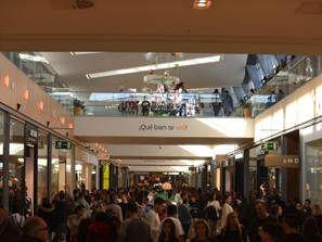 Tiendas abarrotadas y retenciones en Puerto Venecia.